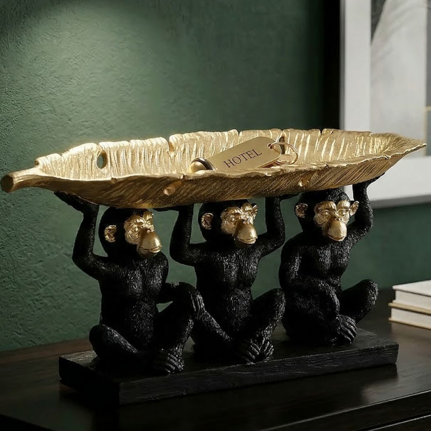 Affen-Trio mit Schale. H: 35cm.
