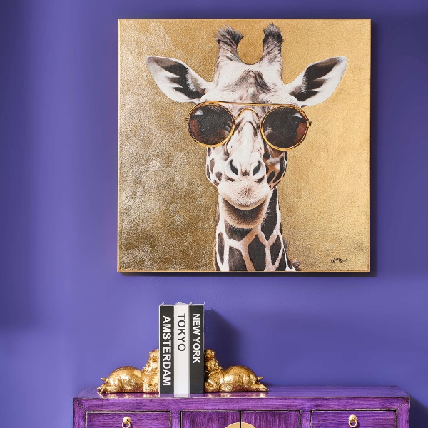Gemälde goldene Giraffe mit Brille in Wohnsituation
