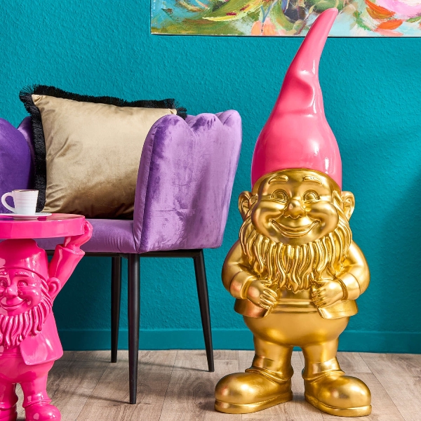 Riesiger goldener Zwerg in Wohnsituation