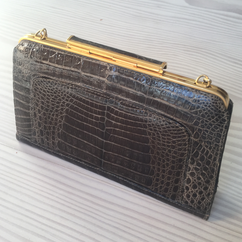 Krokohandtasche von hinten